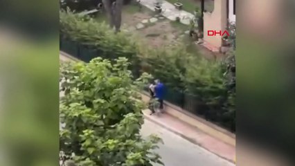 Tải video: Başakşehir'de güpegündüz eve giren şüpheliler, dövülerek polise teslim edildi