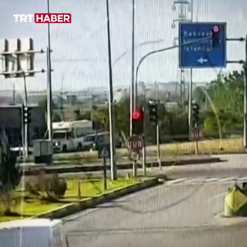 Kırmızı ışık ihlali yapan tır ticari araca çarptı