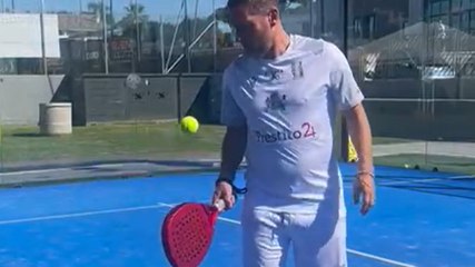 Télécharger la video: Totti, la classe non ha età! Il Pupone dà spettacolo sul campo da padel