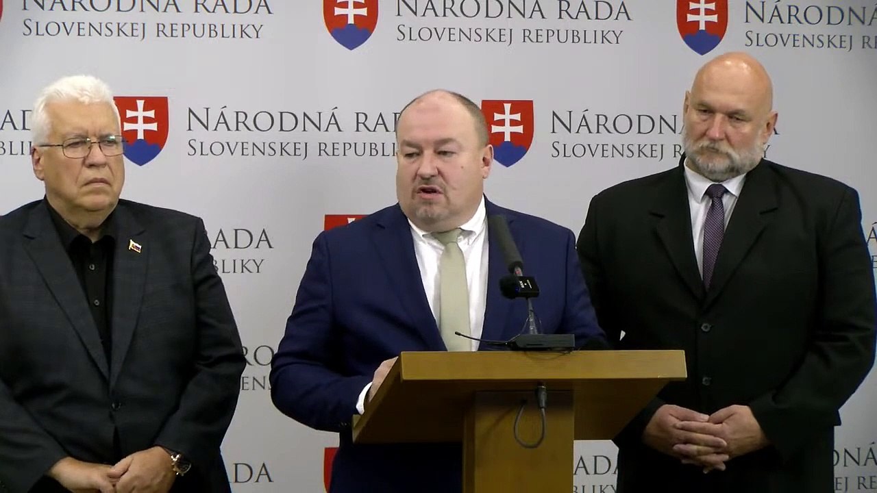 ZÁZNAM: R. Huliak chce do názvu klubu SNS doplniť Národnú koalíciu