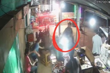 स्कूटी लेकर मोमोज़ दुकान में घुसी महिला