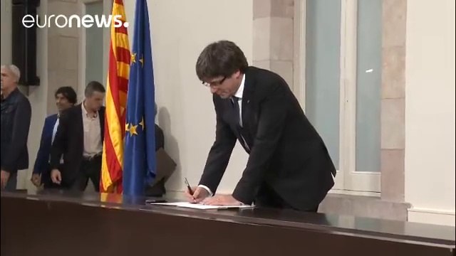 Puigdemont declara una independencia por fases. Rajoy estudia medidas extraordinarias