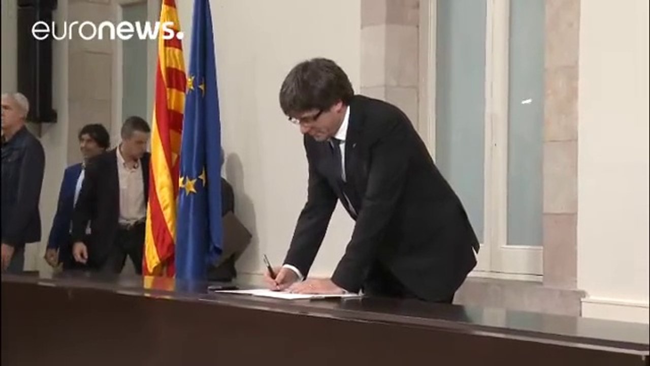 Puigdemont declara una independencia por fases. Rajoy estudia medidas extraordinarias