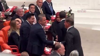 Önce tehdit sonra tokalaşma: Devlet Bahçeli ile Özgür Özel Genel Kurul'da tokalaştı