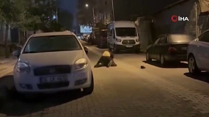 Yerde yatan adamı ölümüne yumrukladı! Dehşet anları kameraya yansıdı!