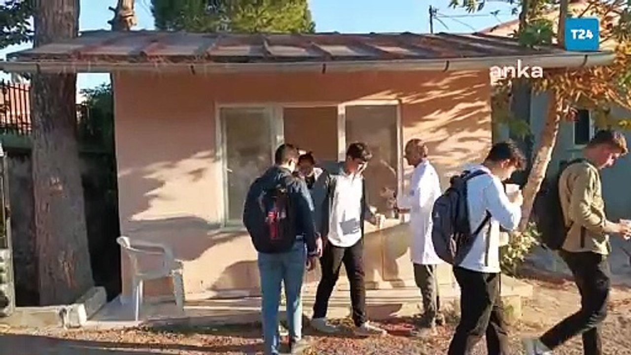 Nazilli'de bir meslek lisesi sabahın erken saatlerinde taşımalı eğitimle gelen öğrencilere çorba ikramına başladı