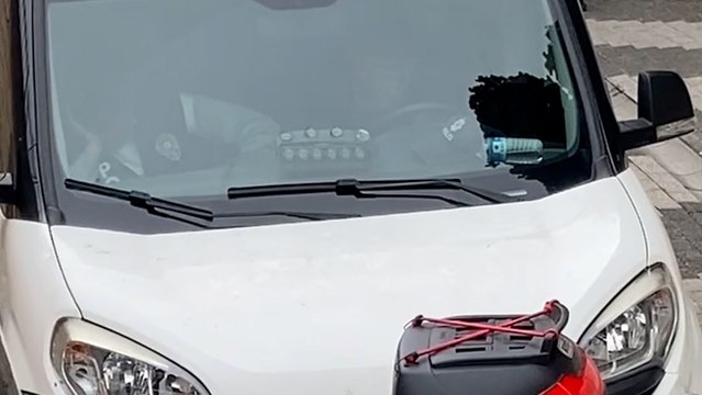 Polis, Cem Garipoğlu'nun mezarında nöbette