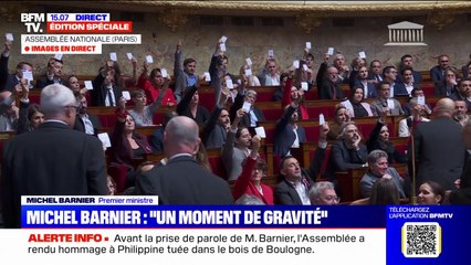 Télécharger la video: Discours de politique générale de Michel Barnier: des députés LFI brandissent leur carte d’électeur dans l'hémicycle