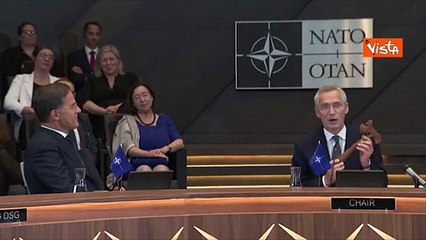 Il passaggio di consegne tra Stoltenberg e Rutte alla guida della Nato