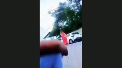 Mãe de ex-aluno de escola municipal de São Vicente agride professora e vandaliza carros; VÍDEO