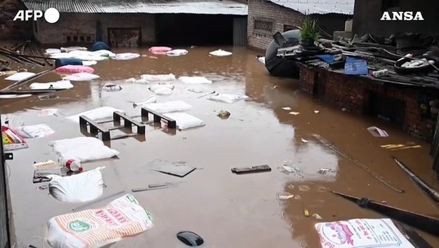 Inondazioni e frane in Nepal, almeno 100 le vittime