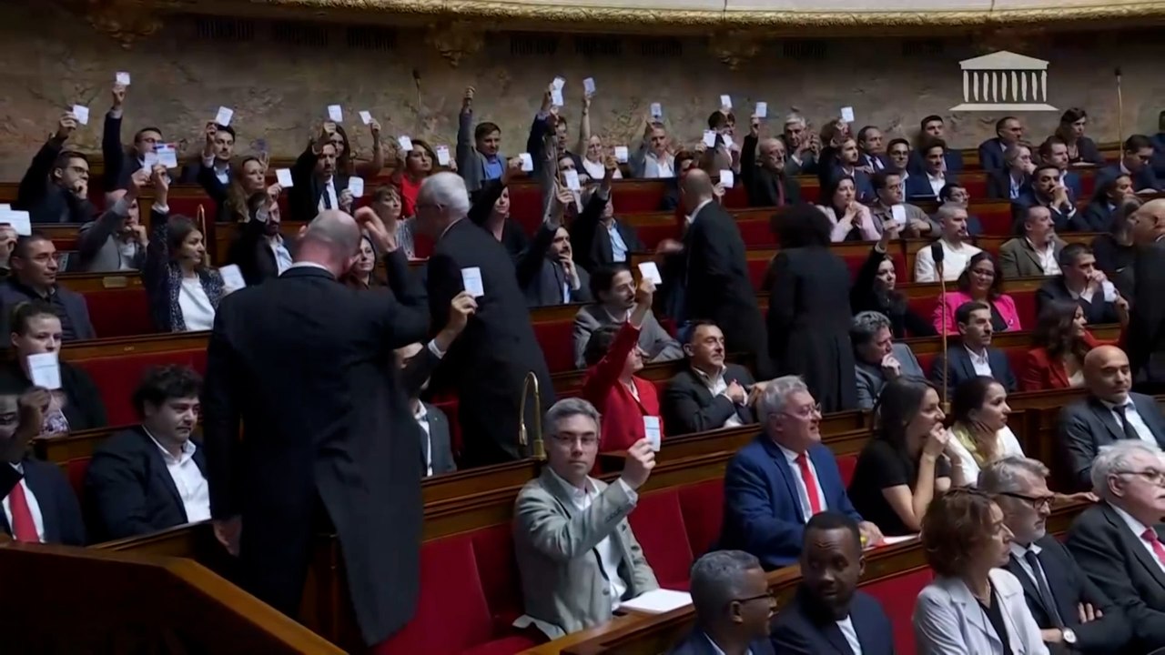 Discours de politique générale de Michel Barnier : les députés LFI brandissent des cartes d’électeurs dans l’hémicycle