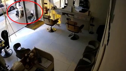 Detenido un hombre que empotraba motos para robar en comercios de Barcelona