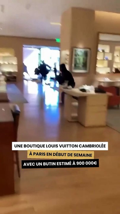 Regardez les images des cambrioleurs masqués qui dévalisent la boutique Louis Vuitton du quartier de Saint-Germain-des-Prés à Paris, après l'avoir attaquée avec une voiture bélier