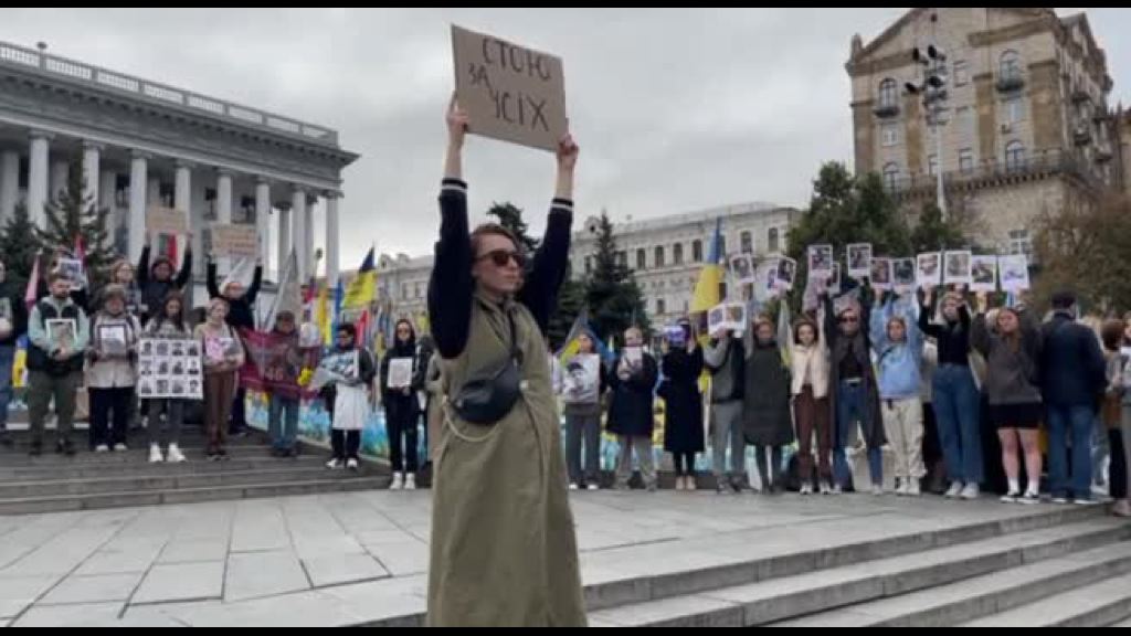 Video L'Ucraina si ferma per un minuto di silenzio in omaggio ai caduti