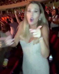 Rosalinda Serfaty Disfruta a lo Grande en el Primer Concierto de Chyno y Nacho 🎶