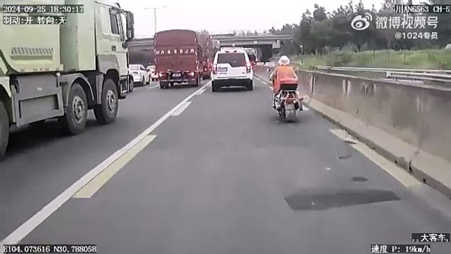 Video: ¿Quién tuvo la culpa? Camión atropelló a un motociclista en plena carretera