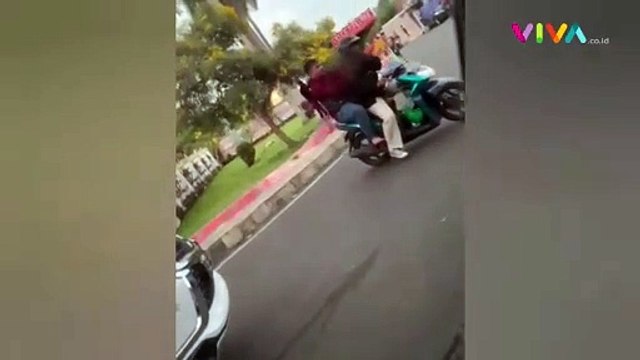 Bak Koboi! Aksi Arogan Pria Todongkan Pistol ke Warga
