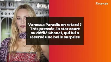 Télécharger la video: Vanessa Paradis en retard ? Très pressée, la star court au défilé Chanel, qui lui a réservé une belle surprise