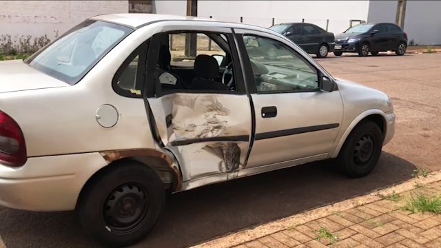 Lateral de carro e frente de moto fica destruídas em acidente na Avenida Carlos Gomes