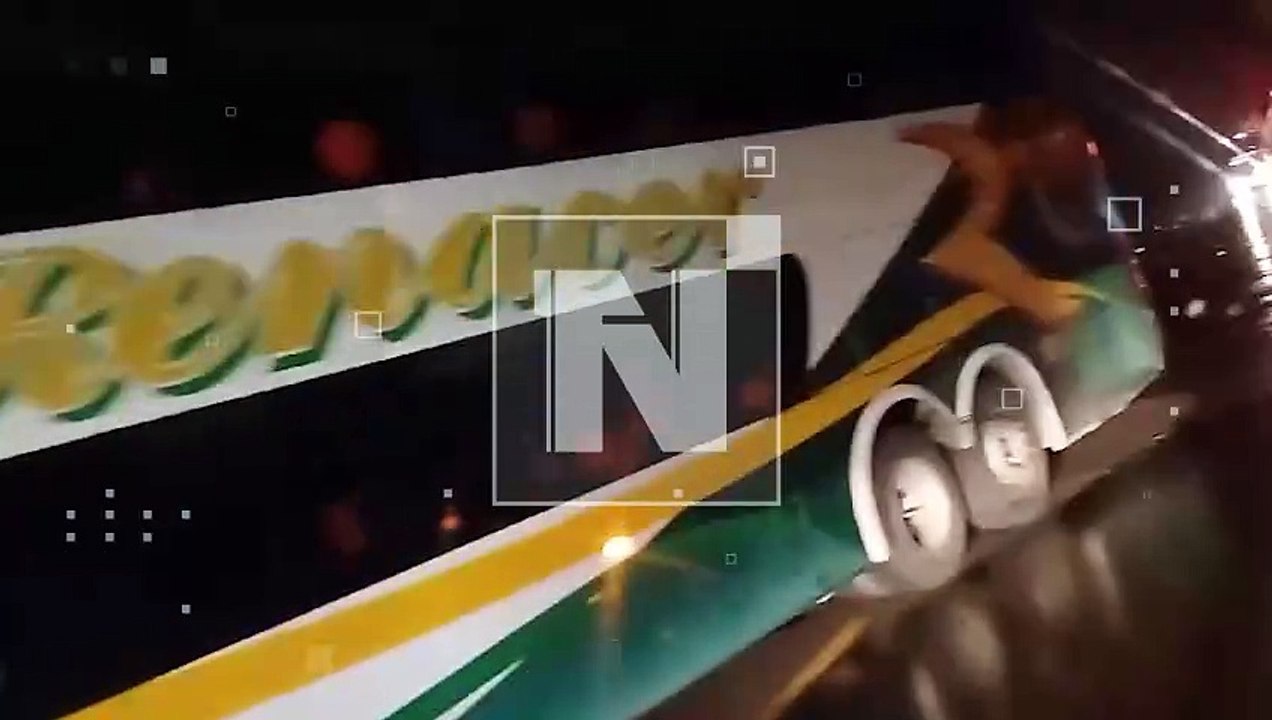 ¡Se resbaló y murió! Motociclista se cayó, otro conductor intentó ayudar y fueron atropellados