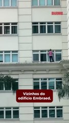 Funcionária é flagrada limpando janelas para o lado de fora