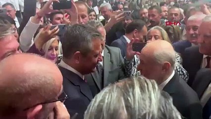 Bahçeli ile Özel'den ayaküstü sohbet: ''Birbirimizi kırmıyoruz inşallah''