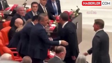 DEM Partililerle tokalaşan Bahçeli: Barışı sağlamak lazım