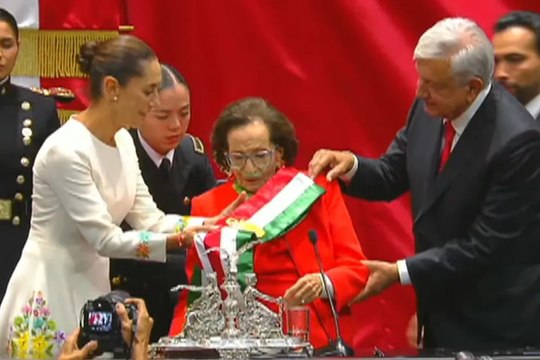 Claudia Sheinbaum recibe la banda presidencial de manos de AMLO e Ifigenia Martínez
