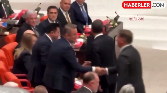 DEM Partililerle tokalaşan Bahçeli: Barışı sağlamak lazım