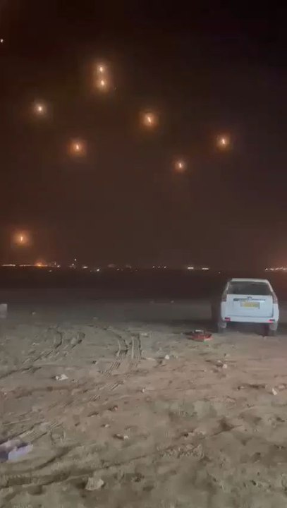 La base aérienne israélienne de Nevatim subit de très lourdes attaques de missiles balistiques lancés par la République islamique d'Iran.