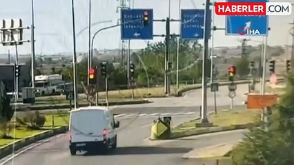 Kırmızı Işık İhlali Sonucu Tır Panelvana Çarptı: Sürücü Yaralandı