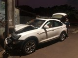 BMW bate em poste na marginal da PRc 467 em Cascavel
