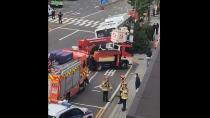 출근길 시내버스, 인도로 돌진...수십 가구 정전 / YTN
