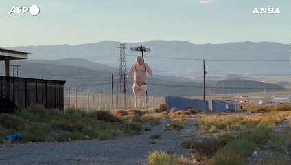 Usa, "statua" di Trump nel deserto del Nevada (nudo e imbronciato)