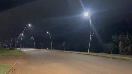 Flash Back em via pública? Lâmpadas de postes ficam oscilando perto do Lago Municipal