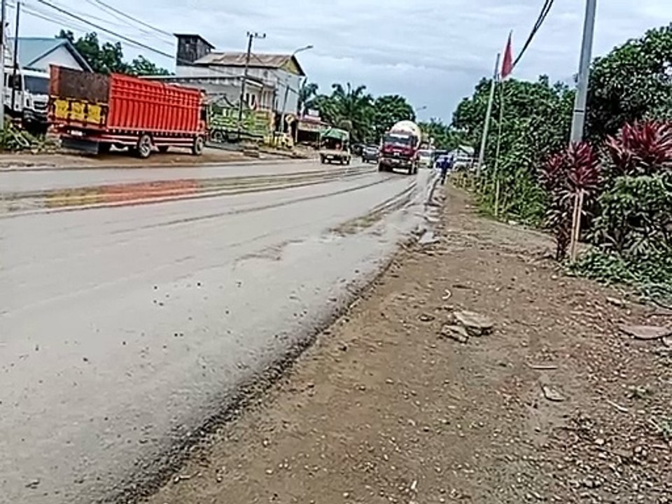 Jalan Negara di Desa Bumi Harapan IKN Berlumpur Bila Hujan