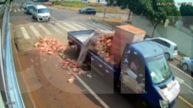 Em poucas horas de diferença, dois acidentes são registrados na Rua Xavantes