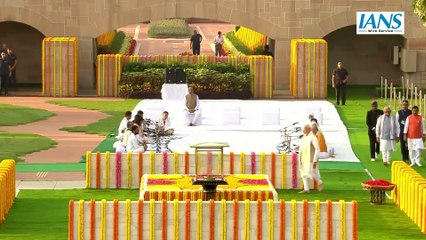 PM Modi ने राष्ट्रपिता Mahatma Gandhi की जयंती पर Rajghat पहुंचकर दी श्रद्धांजलि