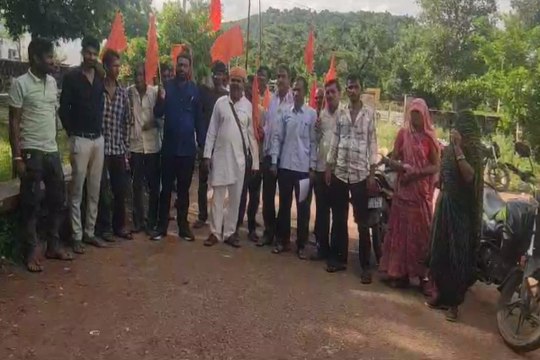 Protest : अवैध शराब की बिक्री के विरोध में शाहाबाद में जुटी आदिवासी महिलाएं