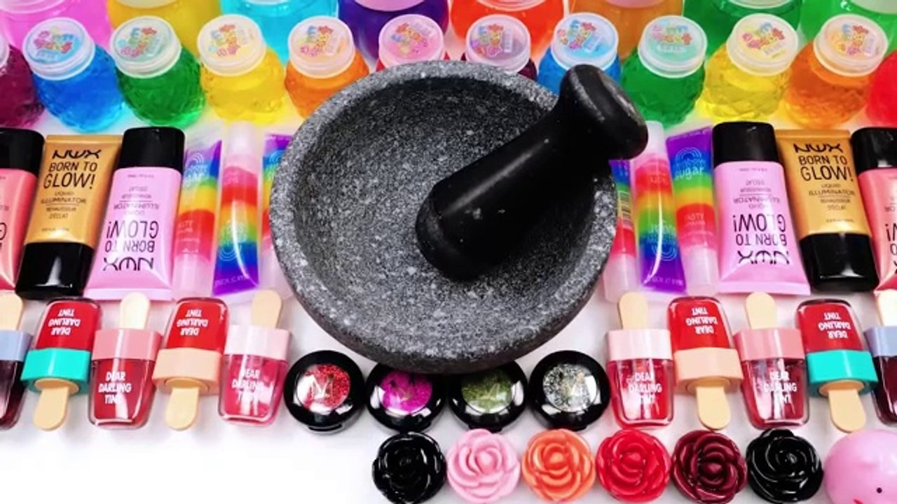 Satisfying video mixing makeup cosmetics glitter squishy balls into glossy slime gogo slime