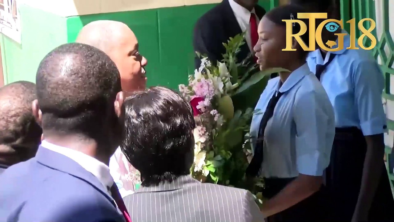 Premye Minis Dr  Garry Conille vizite lokal Lycée des Jeunes Filles nan okazyon rantre lekòl la