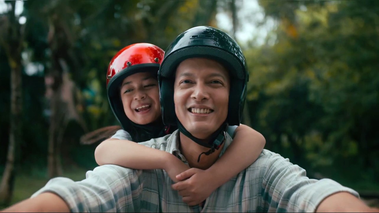 Tukli mushuklar bilan yalangoch ayollar