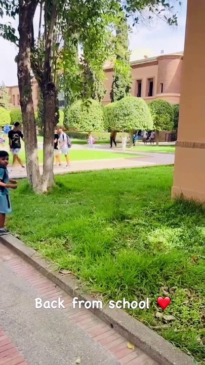Adriana Karembeu et son ex-mari André Ohanian retrouvent leurs filles Nina à la sortie de son école au Maroc.