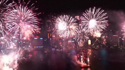 홍콩 하늘 수놓은 불꽃놀이...중국 국경절 기념 개최 / YTN