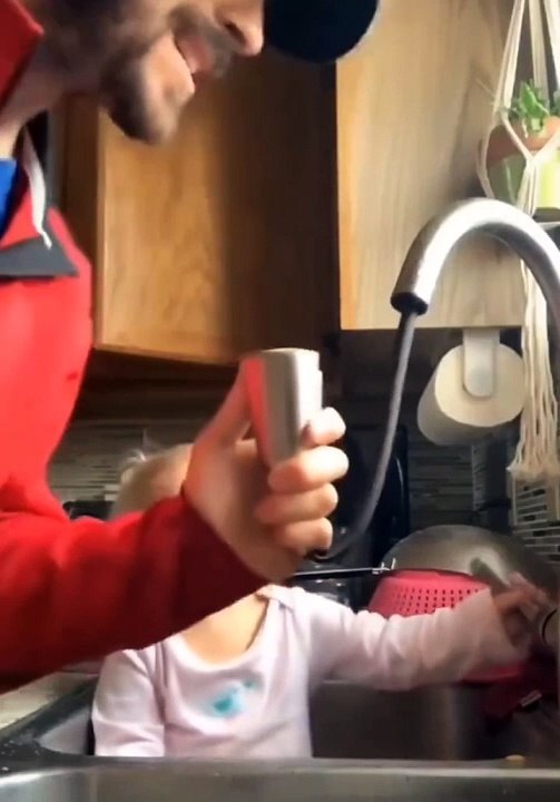 Le bébé a saisi sa chance avec une détermination incroyable !