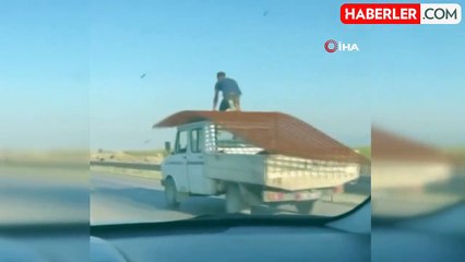 Kendini Süper Kahraman Sanan Vatandaş Kamyonetin Tepesine Çıktı