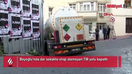 Yer: İstanbul! Virajı alamayan TIR yolu kapattı