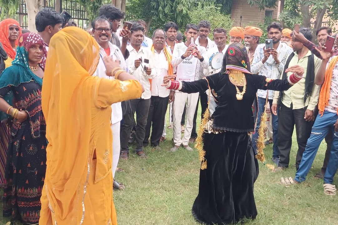 किसी ने बजाई बीन तो किसी ने नृत्य कर करवाया सरक...