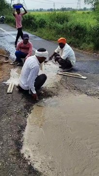 सिंहपुर (बड़ा) गांव के लोगों ने जनसहयोग से ठीक किया नेशनल हाइवे